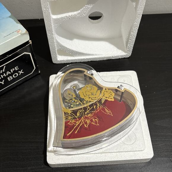 Vintage 1986 Lucite Heart Shaped Musical Jewelry Box Plays "Feelings" New In Box - Picture 7 of 13